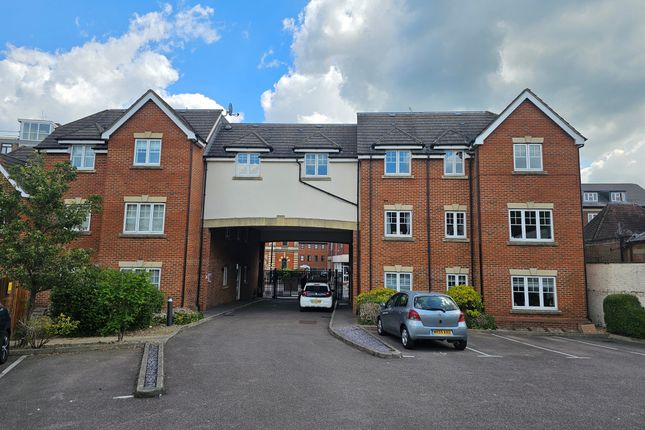 2-bed flat on Flat 6, Fountain Court, Buckingham Street, Aylesbury, £220,000