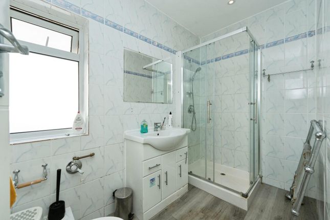 8, Alderton Crescent, London photo 4
