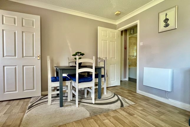 18 Langham Gardens, Taunton photo 3