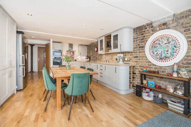 Flat for sale in Rotherhithe Street, London