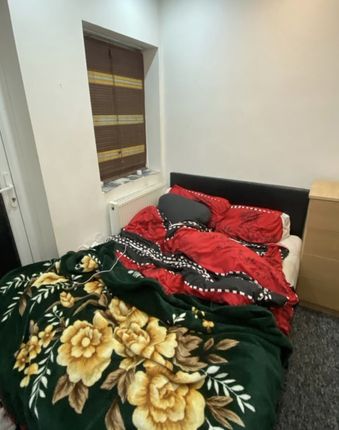 Flat to rent in Lynford Gardens, Ilford, Essex