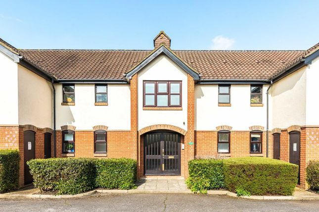 Flat to rent in Beaumont Place, Isleworth