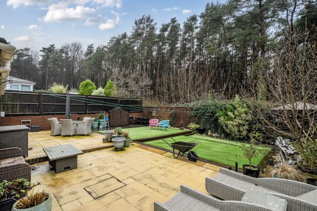 8, Vicarage Close, Horsham photo 4