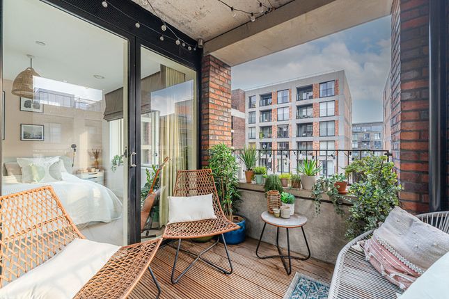 Flat for sale in Whitemantle Court Rookwood Way, Bow