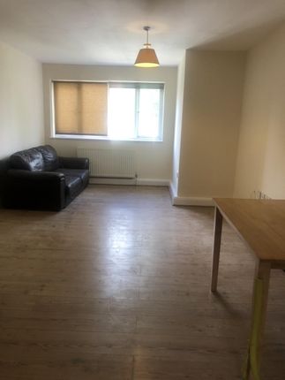 2 Bedroom Flats And Apartments To Rent In Hanworth London Zoopla
