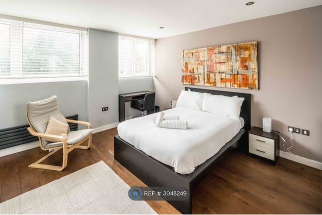 Levana Close, London photo 2