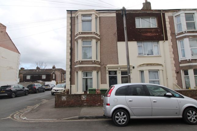 Flat to rent in Alma Road, Sheerness, Kent