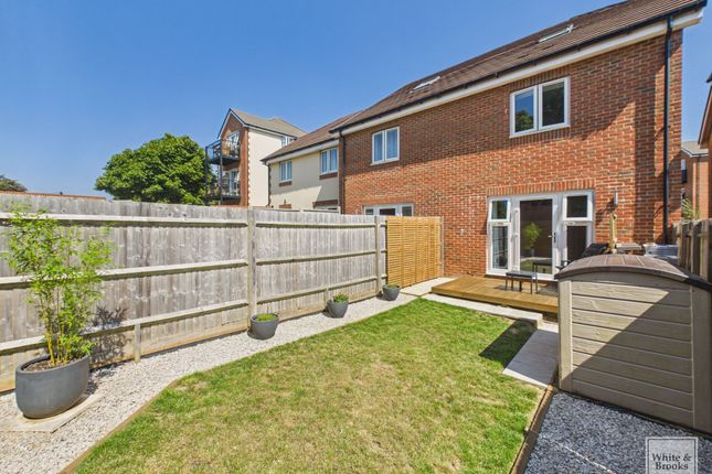 6 Woods Road, Chichester photo 4