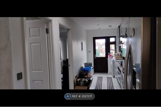 Inverness Drive, Hainault, Ilford photo 3