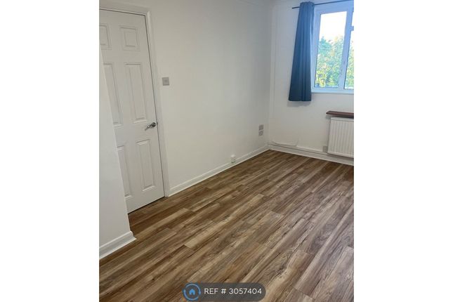 Flat, Harwood Court Upper Richmond Road, London photo 3