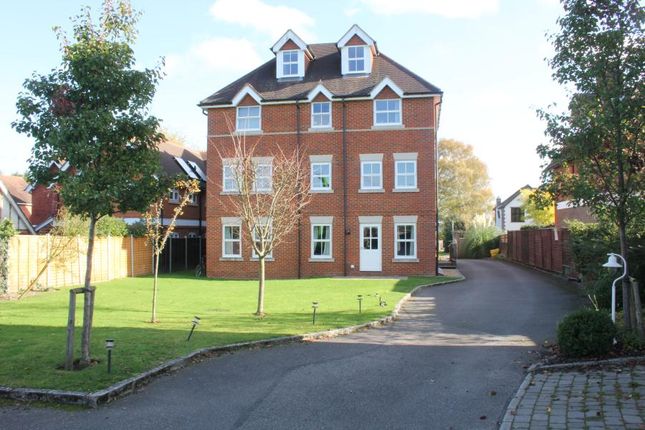 Flat to rent in Claremont Avenue, Woking