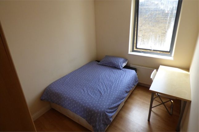 Room to rent in Commercial Road, London