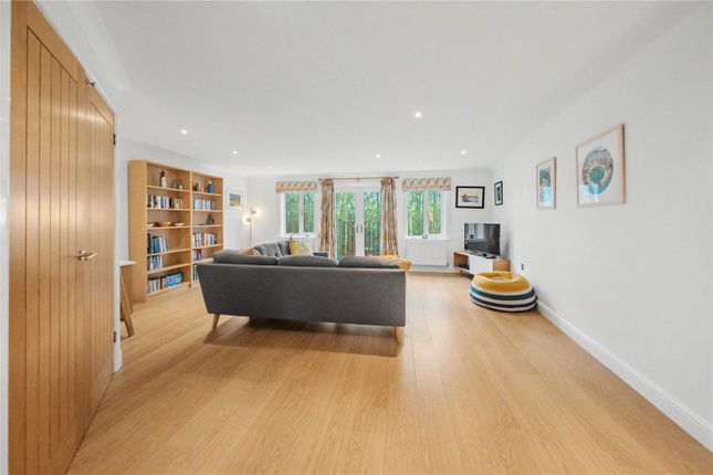 9, Pennyfield Close, Leeds photo 3