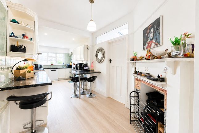 41, Alderney Avenue, Heston photo 2