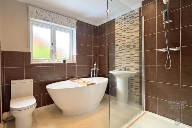 114 The Hawthorns, Charvil, Berkshire photo 4