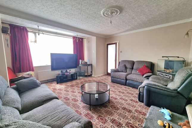 2 Croxton Close, Sale photo 3