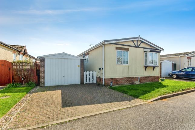 2-bed caravan on 30, Osborne Park, Osborne Road, Wisbech, £120,000