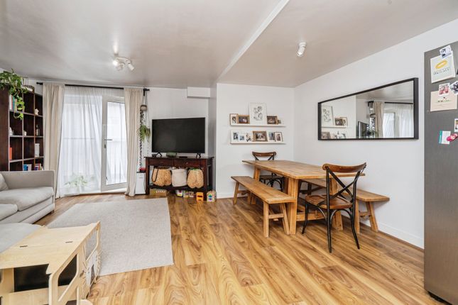 1-bed flat on Flat 6 Century House, 23, Rosemount Avenue, Surrey, £220,000