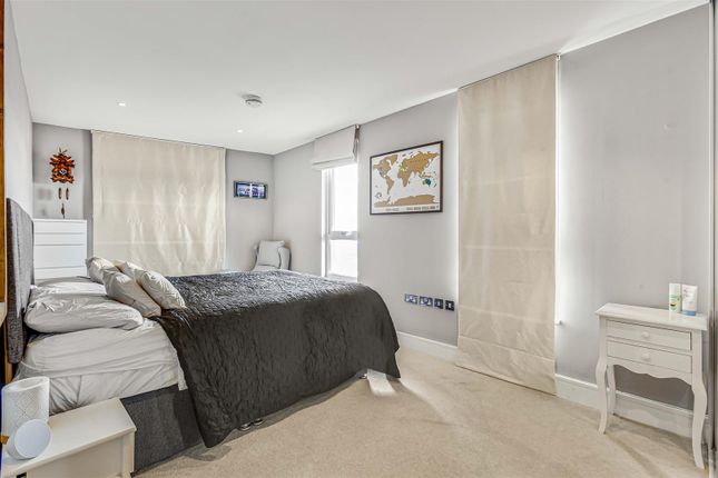 Flat for sale in Arthur Road, London