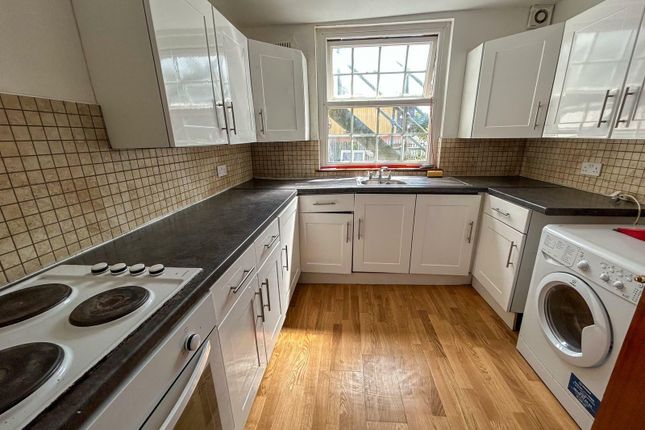 Flat to rent in Victoria Street, High Wycombe