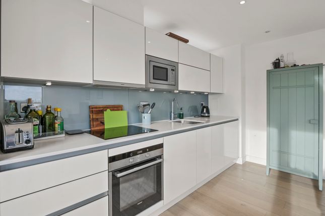 Flat to rent in Commercial Street, London
