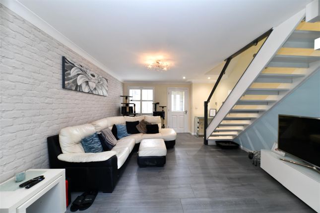 35, Cotswold Drive, Stevenage photo 2