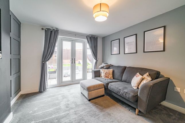 8 Textile Close, Middleton photo 2