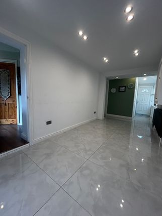 1a Crown Flatt Way, Dewsbury, Dewsbury photo 2