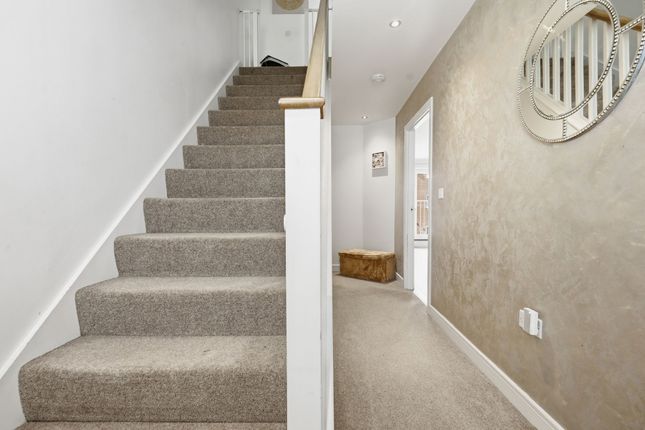 3 Thistle Close, Chigwell photo 2