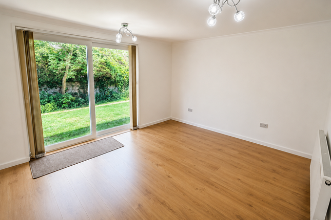 7, Paddock Close, Dartford photo 4
