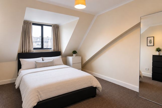 Flat 6, 263 Chamberlayne Road, London photo 2