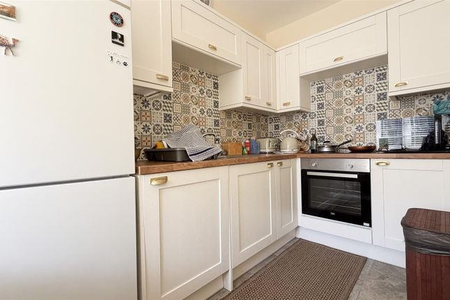 Flat 2, 47, Ivanhoe, Second Avenue, Frinton-on-Sea photo 4