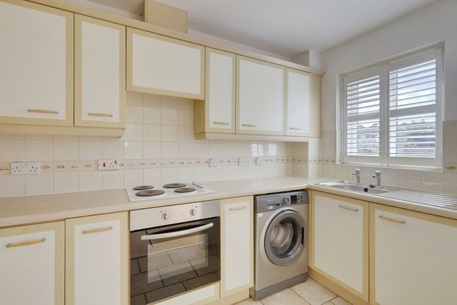 Flat FLAT 5, SPENCER HOUSE, Ensign Close, Leigh-on-sea photo 4