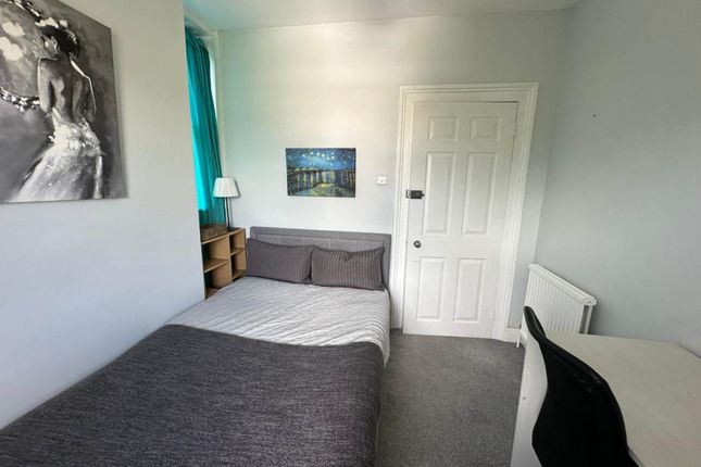 Room to rent in Room 3: Flat 4, 30 Stoke Road, Guildford