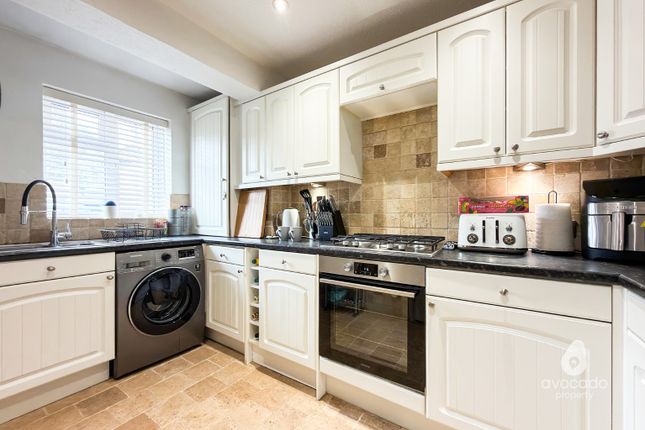 3, Coombe Pine, Berkshire photo 4