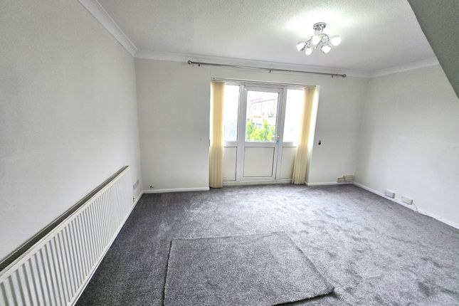 12 Brook Close, Nottingham photo 3