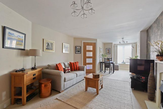 Flat for sale in Willesden Lane, London