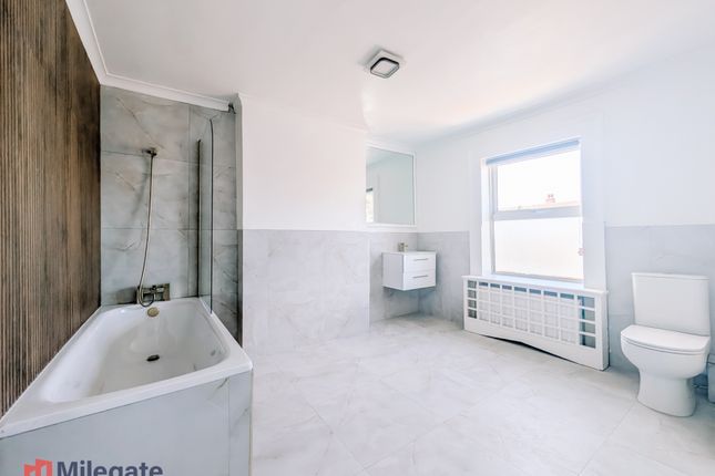 Flat 2 204, Portland Road, Greater London photo 5