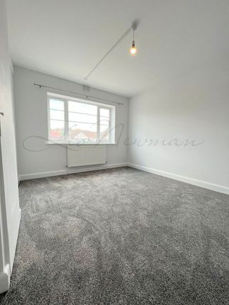 Flat 7  3 bed Kennyland Court, Hendon Way, London photo 4