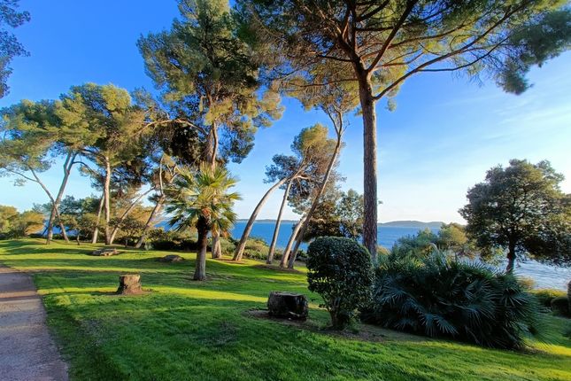 Apartment for sale in Carqueiranne, Provence Coast (Cassis To Cavalaire), Provence - Var