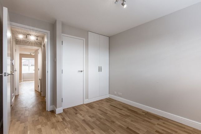 4 Conifer Way Sudbury Avenue, London photo 3