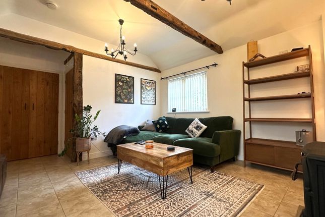 Barn conversion to rent in Kingsford Street, Mersham, Ashford