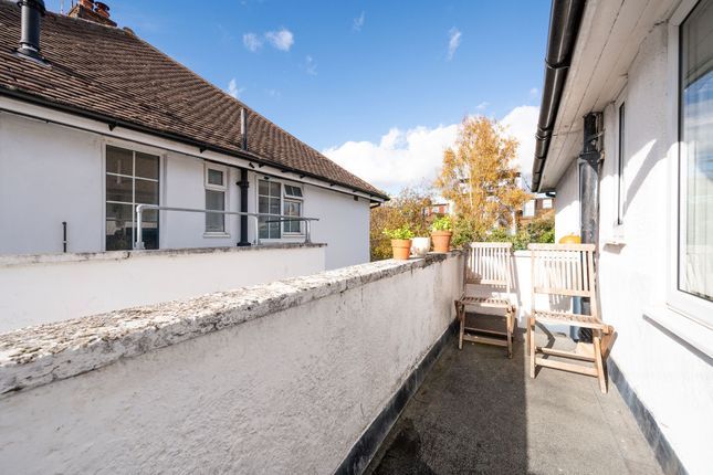 8 Grove Close, Kingston Upon Thames photo 3