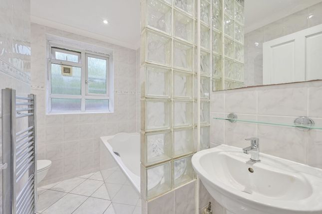 Esher Gardens, Southfields photo 4