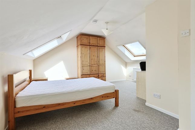 4-bed flat on Bayswater Road, Newcastle Upon Tyne, £2,600/mo