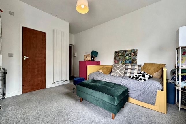47, Worthing photo 3