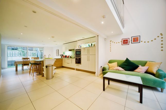 3, Alexis Row, Broxbourne photo 4
