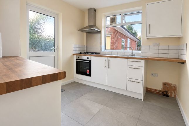 20, Oak Way, Greater London photo 3