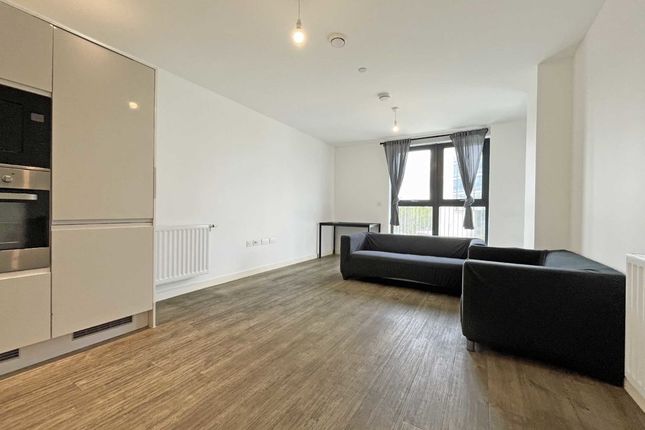 Thumbnail Flat to rent in Lakeside Drive, London