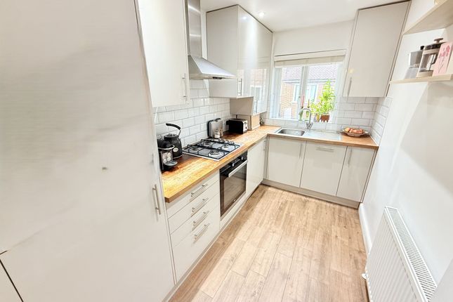 60 Temple Avenue, London photo 3